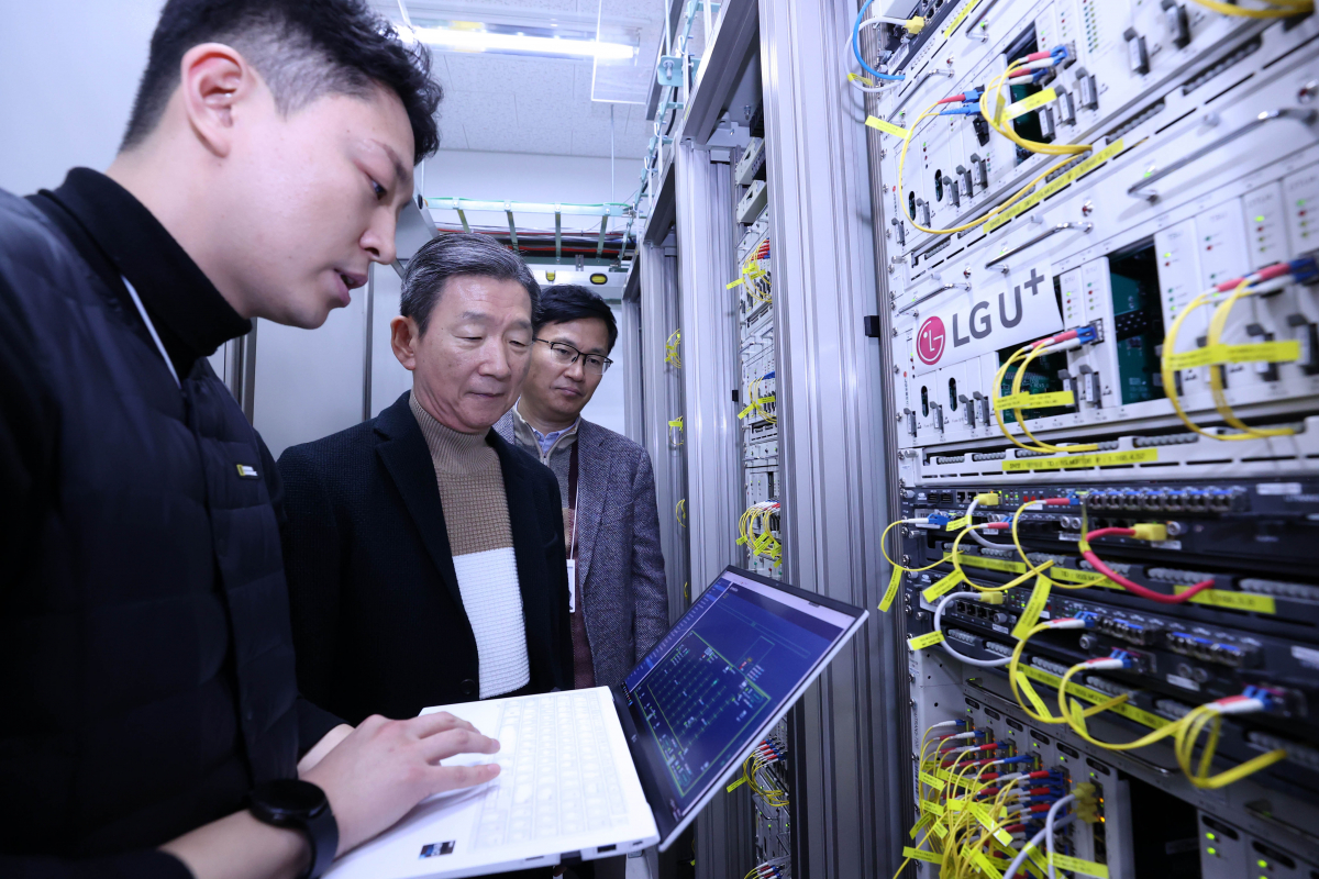 ▲황현식 LG유플러스 대표(가운데)가 마곡국사 내 유선장비에 대한 설명을 듣고 있는 모습 (사진제공=LG유플러스)