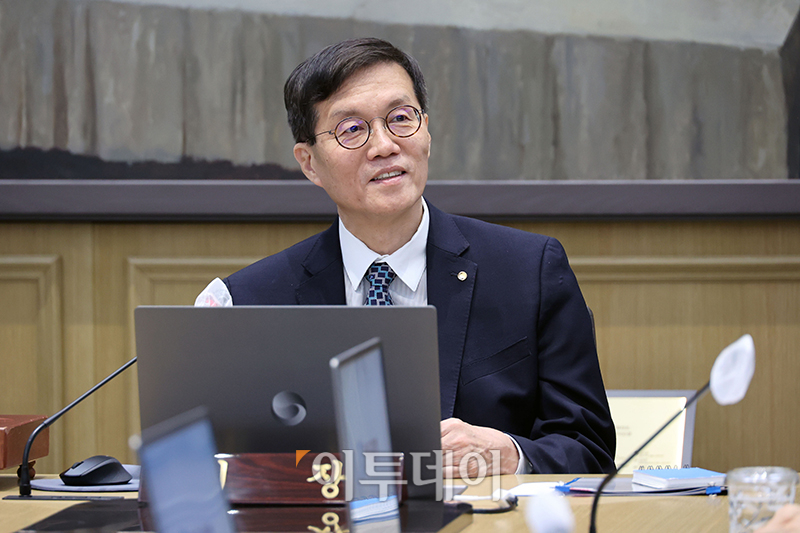 ▲이창용 한국은행 총재가 11일 오전 서울 중구 한국은행에서 열린 새해 첫 금융통화위원회 본회의를 주재하고 있다. 사진공동취재단