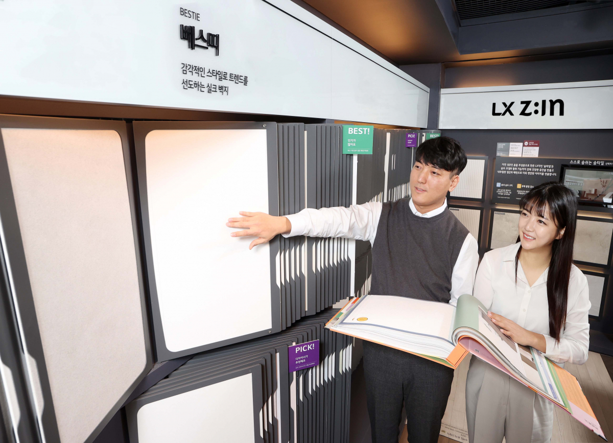 ▲고객들이 서울 강남구 논현동 가구거리에 위치한 전시장 'LX하우시스 지인스퀘어 강남'에서 베스띠 벽지 신제품을 살펴보고 있다. (사진제공=LX하우시스)