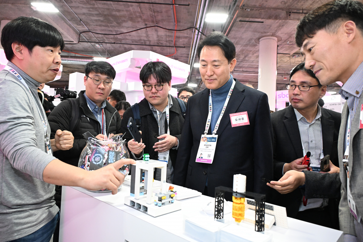 ▲오세훈 서울시장이 이달 9일(현지시간) 미국 라스베이거스 유레카파크에 마련된 CES 2024 서울관 전시 부스를 둘러보고 있다.  (출처=연합뉴스)