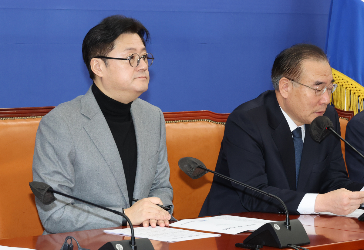 ▲<YONHAP PHOTO-1917> 민주당 정책조정회의 (서울=연합뉴스) 한상균 기자 = 더불어민주당 홍익표 원내대표가 11일 국회 당 사무실에서 정책조정회의를 하고 있다. 2024.1.11 xyz@yna.co.kr/2024-01-11 09:42:42/<저작권자 ⓒ 1980-2024 ㈜연합뉴스. 무단 전재 재배포 금지, AI 학습 및 활용 금지>