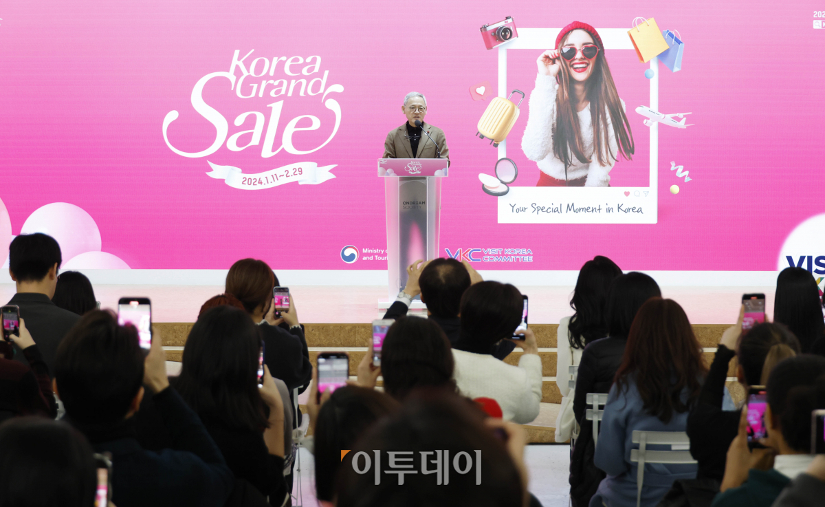 ▲유인촌 문화체육관광부 장관이 11일 오전 서울 중구 온드림 소사이어티에서 열린 2024 코리아그랜드세일 개막식에서 축사를 하고 있다. 조현호 기자 hyunho@