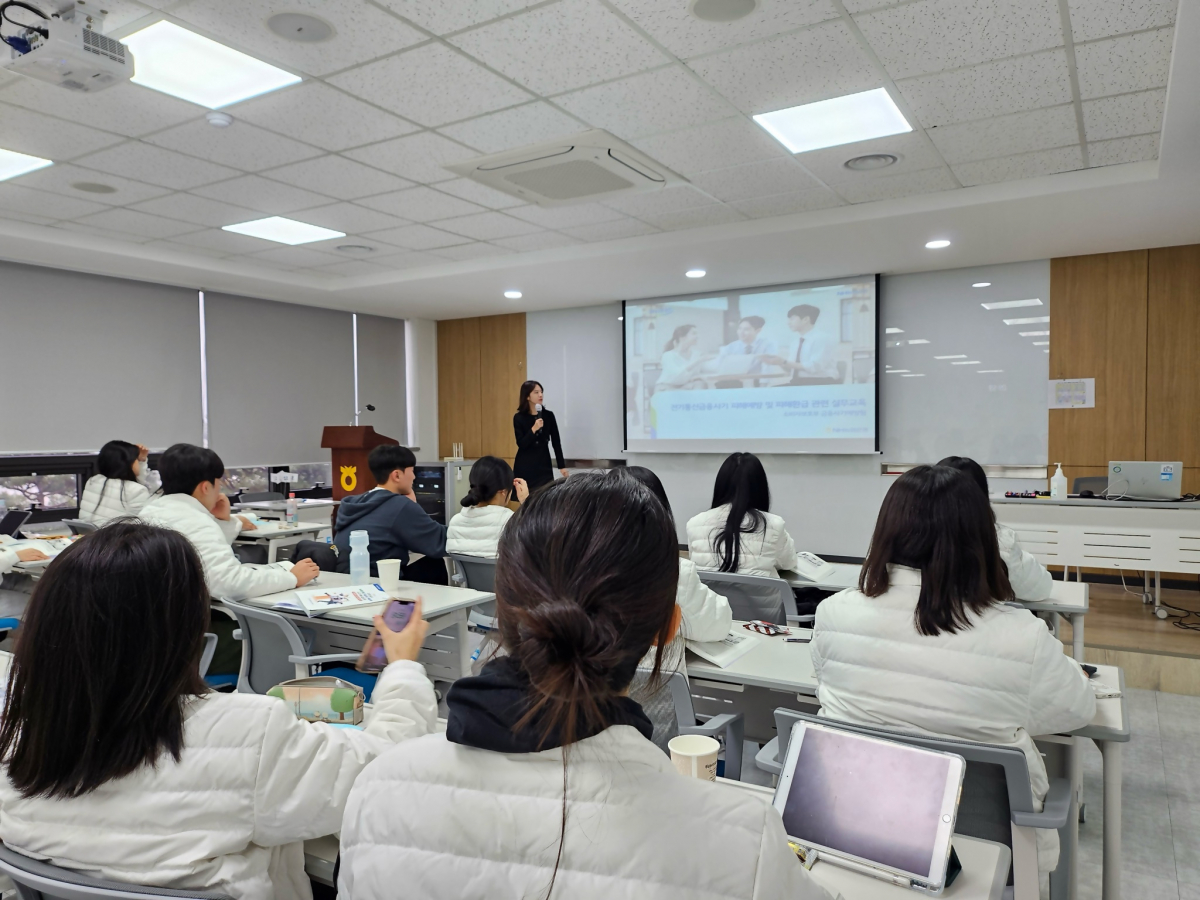 ▲농협은행 금융사기 피해 예방교육 강사가 보이스피싱 피해 발생시 대처방안에 대해 설명을 하고 있다 (사진제공= NH농협은행)