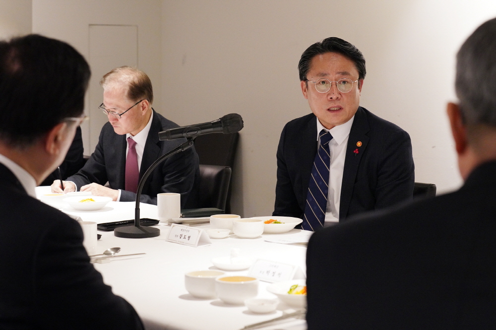 ▲강도형 해양수산부 장관이 11일 HMM 등 8개 주요 국적선사 대표와 만나 최근 해운업계의 애로사항 등 주요 현안에 대해 논의하고 있다. (사진제공=해양수산부)
