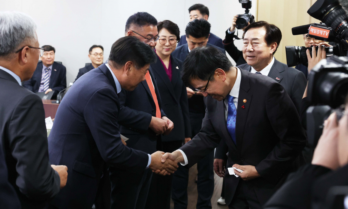 ▲최상목(오른쪽) 부총리 겸 기획재정부 장관이 11일 서울 여의도 중소기업중앙회에서 열린 중소기업인과의 간담회에서 업계 관계자들과 인사하고 있다. 신태현 기자 holjjak@