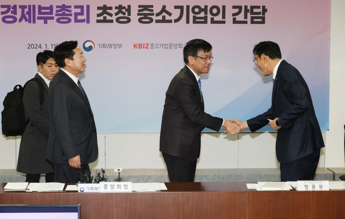 ▲최상목(가운데) 부총리 겸 기획재정부 장관이 11일 서울 여의도 중소기업중앙회에서 열린 중소기업인과의 간담회에서 업계 관계자들과 인사하고 있다. 신태현 기자 holjjak@