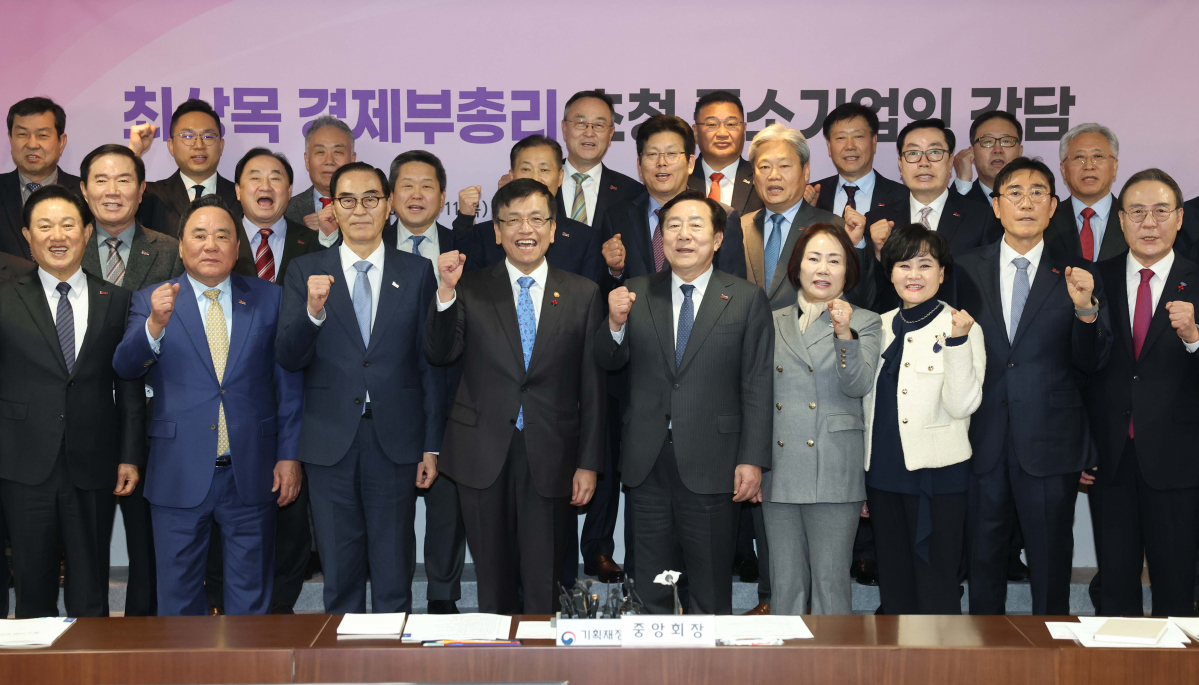 ▲최상목 부총리 겸 기획재정부 장관과 김기문 중소기업중앙회장 등이 11일 서울 여의도 중소기업중앙회에서 열린 중소기업인과의 간담회에서 기념촬영을 하고 있다. 신태현 기자 holjjak@