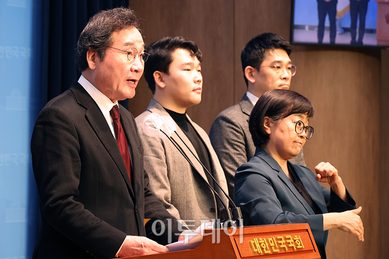 ▲이낙연 더불어민주당 전 대표가 11일 서울 여의도 국회 소통관에서 탈당 및 신당 창당 공식 선언 기자회견을 하고 있다. 고이란 기자 photoeran@