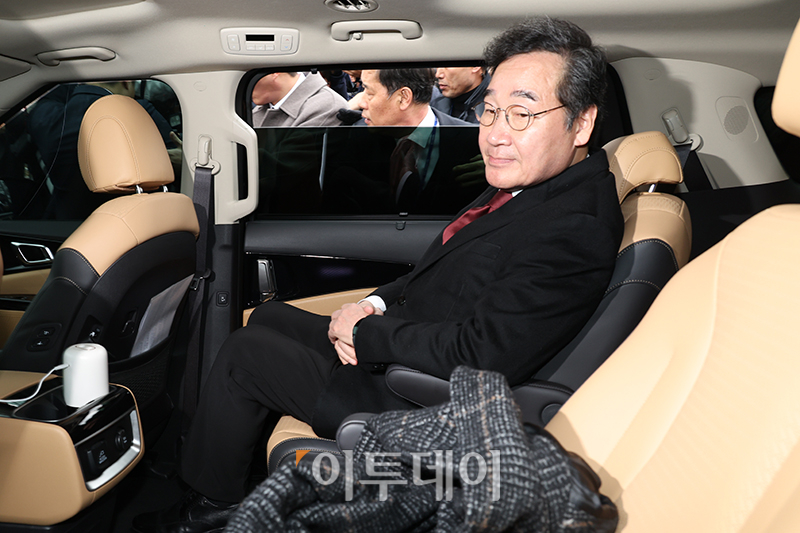 ▲이낙연 더불어민주당 전 대표가 11일 서울 여의도 국회 소통관에서 탈당 및 신당 창당 공식 선언 기자회견을 마치고 차에 오르고 있다. 고이란 기자 photoeran@