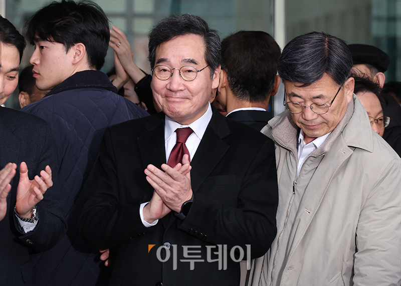 ▲이낙연 더불어민주당 전 대표가 11일 서울 여의도 국회 소통관에서 탈당 및 신당 창당 공식 선언 기자회견을 마치고 취재진 질문에 답하고 있다. 고이란 기자 photoeran@