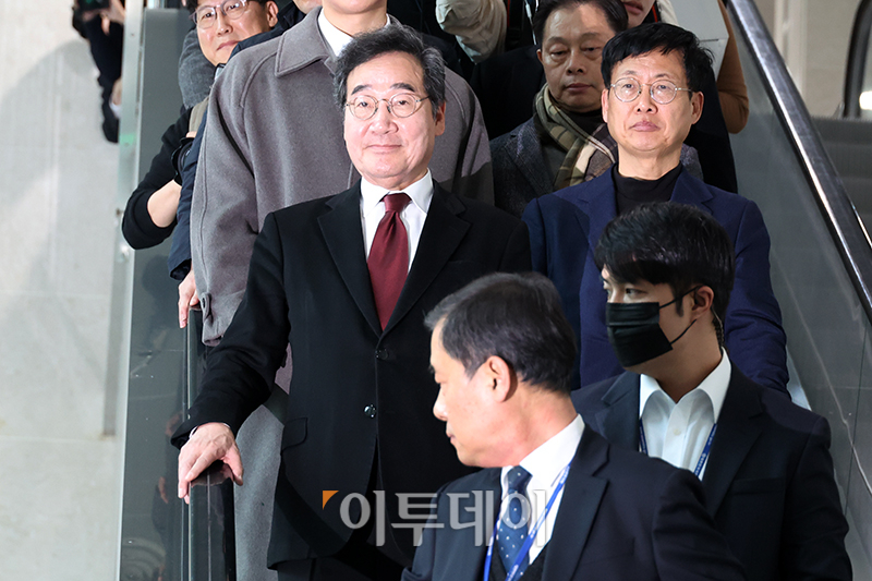 ▲이낙연 더불어민주당 전 대표가 11일 서울 여의도 국회 소통관에서 탈당 및 신당 창당 공식 선언 기자회견을 마치고 퇴장하고 있다. 고이란 기자 photoeran@