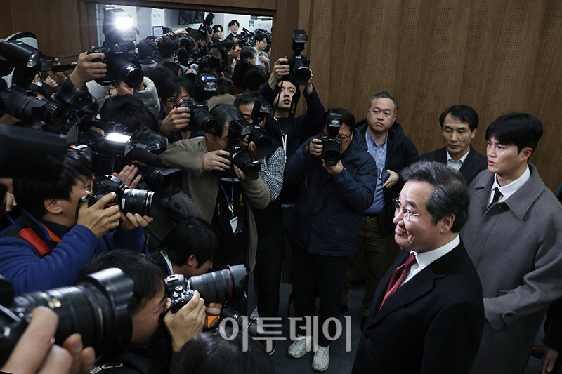▲이낙연 더불어민주당 전 대표가 11일 서울 여의도 국회 소통관에서 탈당 및 신당 창당 공식 선언 기자회견을 마치고 퇴장하고 있다. 고이란 기자 photoeran@