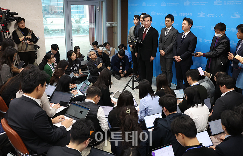 ▲이낙연 더불어민주당 전 대표가 11일 서울 여의도 국회 소통관에서 탈당 및 신당 창당 공식 선언 기자회견을 마치고 취재진 질문에 답하고 있다. 고이란 기자 photoeran@