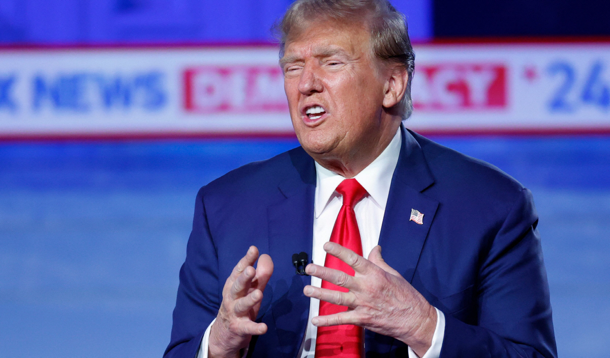 ▲도널드 트럼프 전 미국 대통령이 10일(현지시간) 아이오와주 디모인에서 열린 타운홀 대담에서 발언하고 있다. 디모인(미국)/AFP연합뉴스