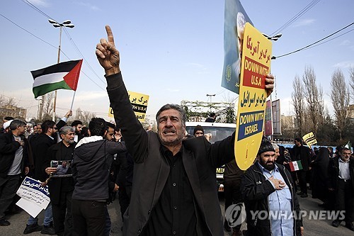▲5일(현지시간) 이란 수도 테헤란에서 솔레이마니 묘소 테러사건에 대한 항의 시위가 벌어지고 있다. (연합뉴스)
