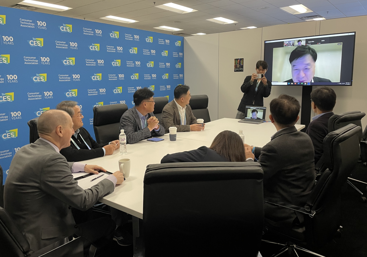 ▲정만기 한국무역협회(KITA) 부회장은 12일(현지시간) CES 주관사인 게리 샤피로 미국 소비자기술협회(CTA) 회장과 화상 면담을 진행했다. (사진제공=한국무역협회)