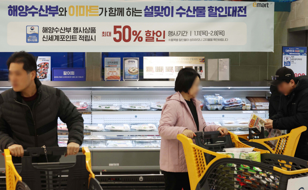 ▲고물가에 소비심리가 얼어붙자 유통업계가 연초부터 ‘반값 마케팅’에 나선 가운데 12일 서울 용산구 이마트 용산점에 반값 수산물 광고가 게시돼 있다. 신태현 기자 holjjak@