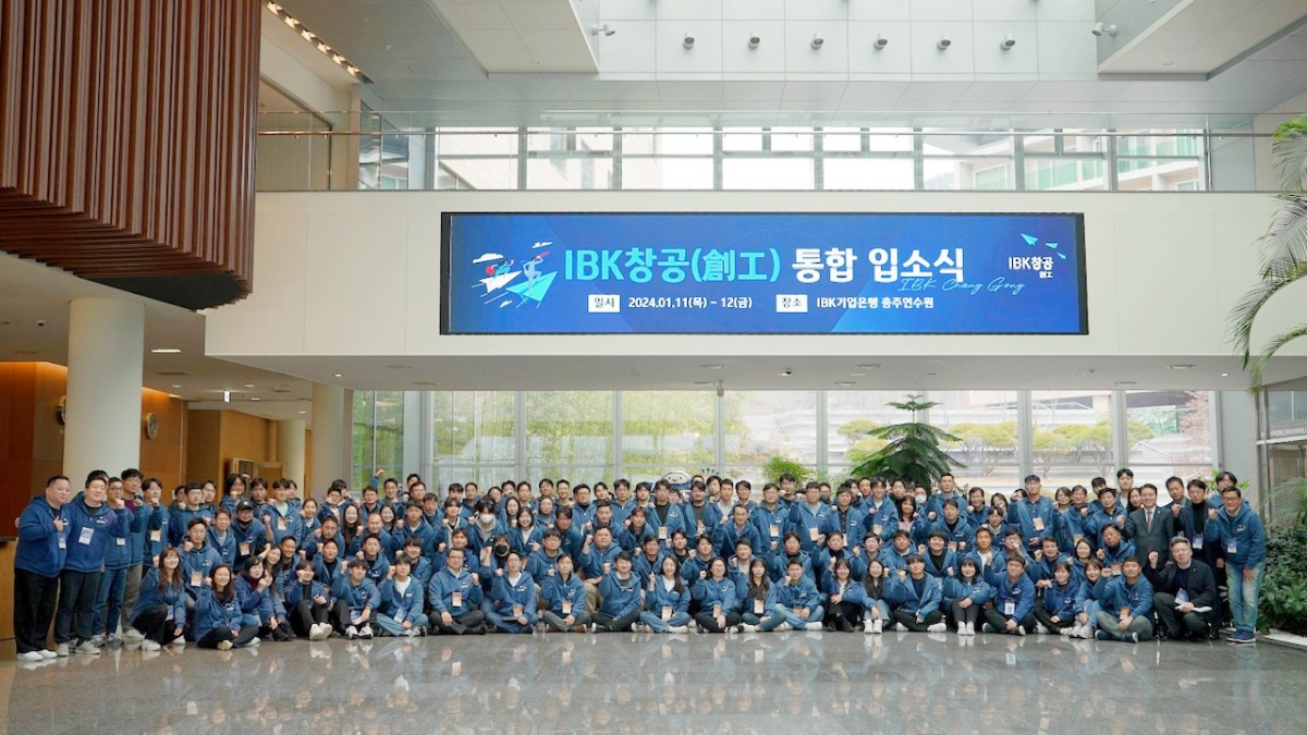 ▲올해 상반기 IBK기업은행 창업육성 플랫폼 'IBK창공'에 최종 선발된 80개 기업들이 11일 입소식에서 기념촬영을 하고 있다. (사진제공=IBK기업은행)