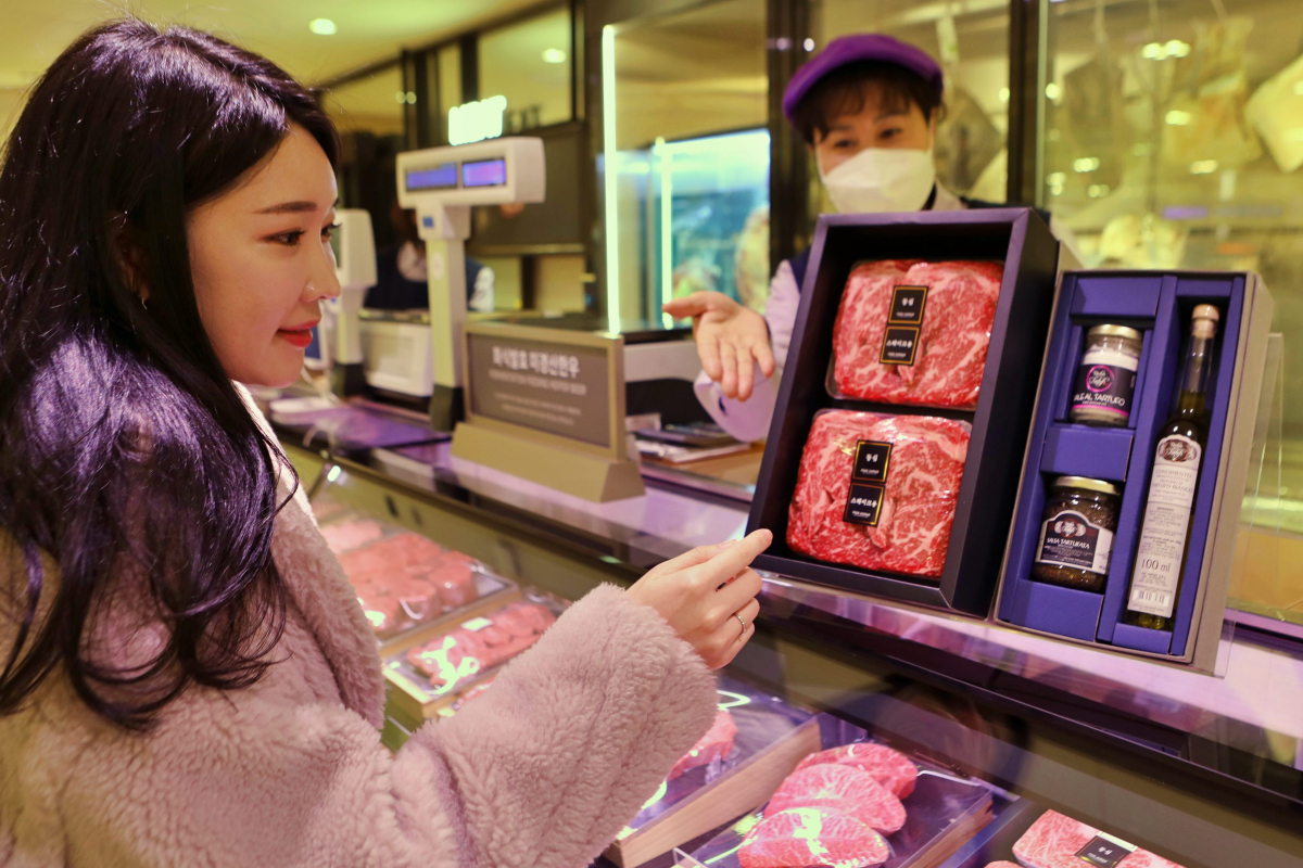 ▲고객이 롯데백화점 식품관에서 '한우'와 프리미엄 '트러플' GIFT를 함께 둘러보고 있다. (사진제공=롯데백화점)