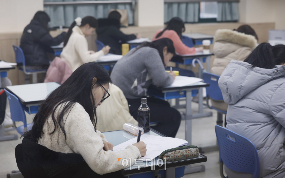 ▲14일 서울 용산구 용산철도고등학교에서 열린 2024 이투데이 18기 수습기자 필기전형에서 응시생들이 시험을 치르고 있다. 조현호 기자 hyunho@