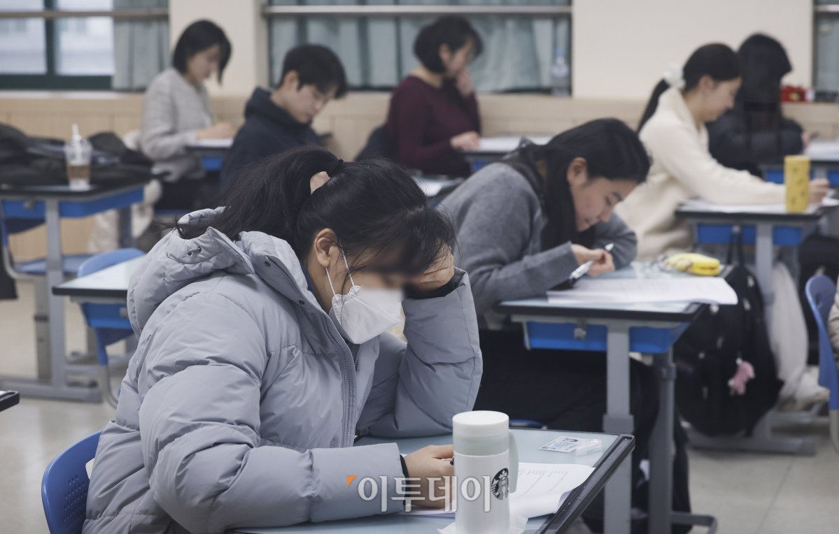 ▲14일 서울 용산구 용산철도고등학교에서 열린 2024 이투데이 18기 수습기자 필기전형에서 응시생들이 시험을 치르고 있다. 조현호 기자 hyunho@