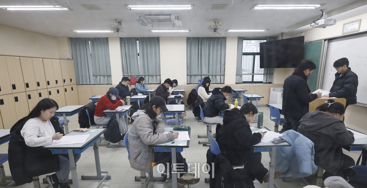 ▲14일 서울 용산구 용산철도고등학교에서 열린 2024 이투데이 18기 수습기자 필기전형에서 응시생들이 시험을 치르고 있다. 조현호 기자 hyunho@