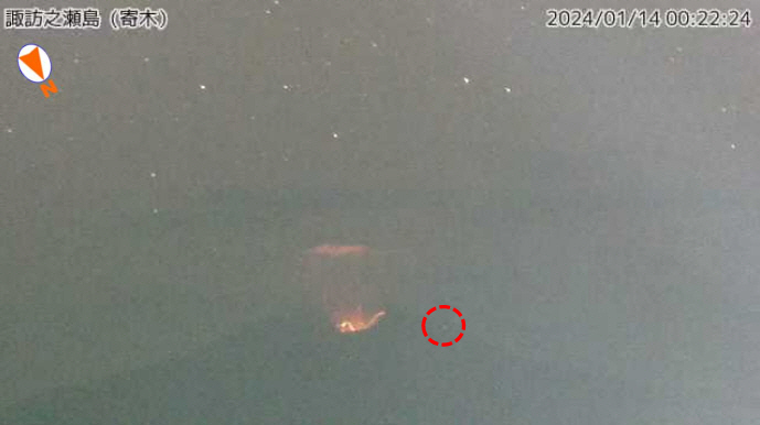 ▲14일 오전 0시 22분경 일본 규슈 남부 가고시마현 스와노세섬에서 화산이 분화하고 있다. 출처 일본 기상청 홈페이지 캡처
