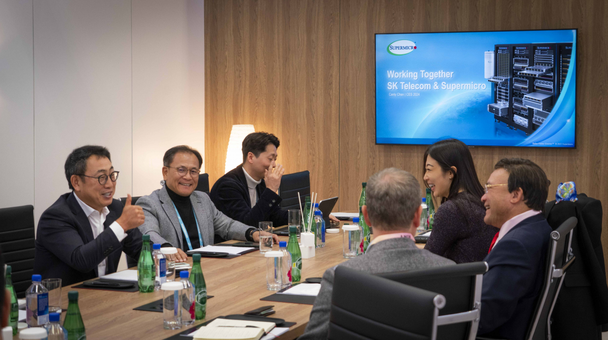 ▲유영상 SK텔레콤 사장(맨 왼쪽 첫 번째)과 슈퍼마이크로 월리 리우(Wally Liaw) 공동 창업자 겸 비즈니스 개발부문 부사장(오른쪽 줄 가운데)을 비롯한 양사 임직원이 10일(현지시간) 미국 라스베이거스에서 만나 비즈니스 협력을 논의하고 있다. 사진제공=SK텔레콤
