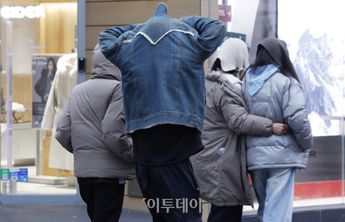 ▲전국 대부분 지역에 눈과 비가 내린 14일 서울 중구 명동거리에서 우산을 준비하지 못한 시민들이 외투로 비를 피하며 발걸음을 재촉하고 있다. 기상청은 이날 비는 오전 수도권과 강원 지역부터 시작돼 오후에는 충청과 남부 내륙 지역까지 확대됐다가 저녁이면 대부분 그치겠다고 예보했다. 조현호 기자 hyunho@