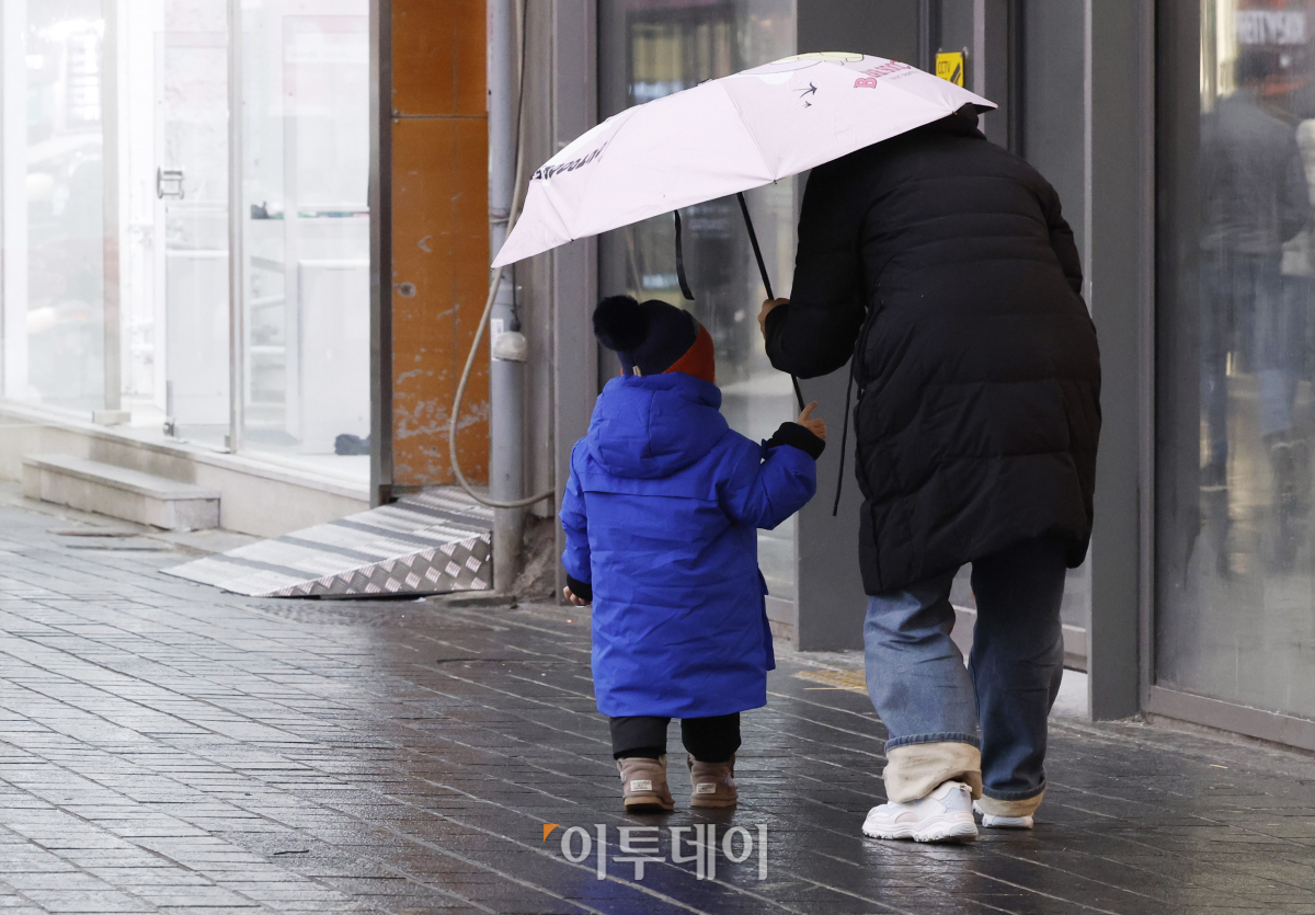 ▲전국 대부분 지역에 눈과 비가 내린 14일 서울 중구 명동거리에서 우산을 쓴 시민들이 발걸음을 재촉하고 있다. 기상청은 이날 비는 오전 수도권과 강원 지역부터 시작돼 오후에는 충청과 남부 내륙 지역까지 확대됐다가 저녁이면 대부분 그치겠다고 예보했다. 조현호 기자 hyunho@