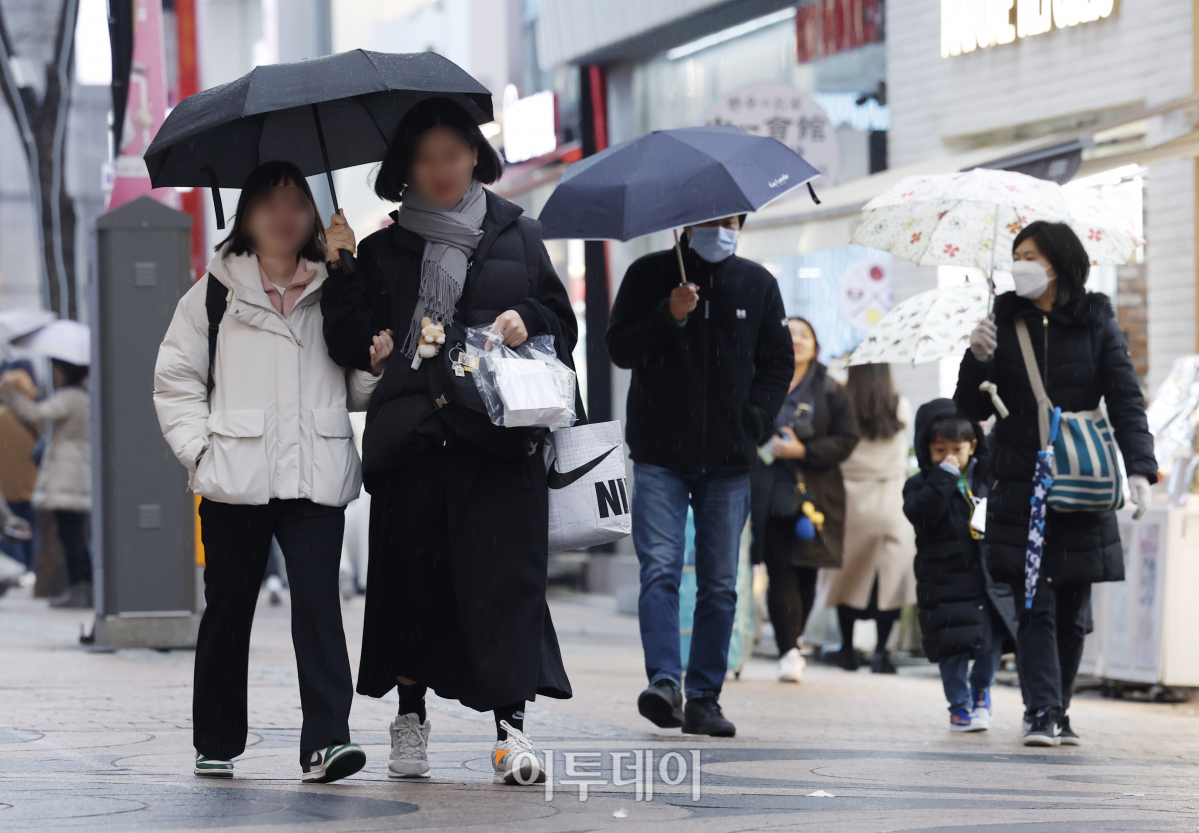 ▲전국 대부분 지역에 눈과 비가 내린 14일 서울 중구 명동거리에서 우산을 쓴 시민들이 발걸음을 재촉하고 있다. 기상청은 이날 비는 오전 수도권과 강원 지역부터 시작돼 오후에는 충청과 남부 내륙 지역까지 확대됐다가 저녁이면 대부분 그치겠다고 예보했다. 조현호 기자 hyunho@