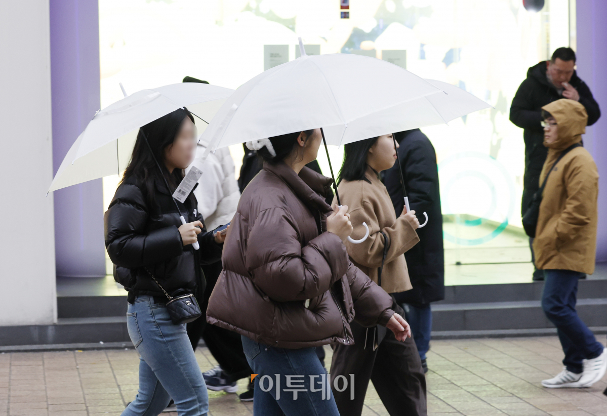 ▲전국 대부분 지역에 눈과 비가 내린 14일 서울 중구 명동거리에서 우산을 쓴 시민들이 발걸음을 재촉하고 있다. 기상청은 이날 비는 오전 수도권과 강원 지역부터 시작돼 오후에는 충청과 남부 내륙 지역까지 확대됐다가 저녁이면 대부분 그치겠다고 예보했다. 조현호 기자 hyunho@