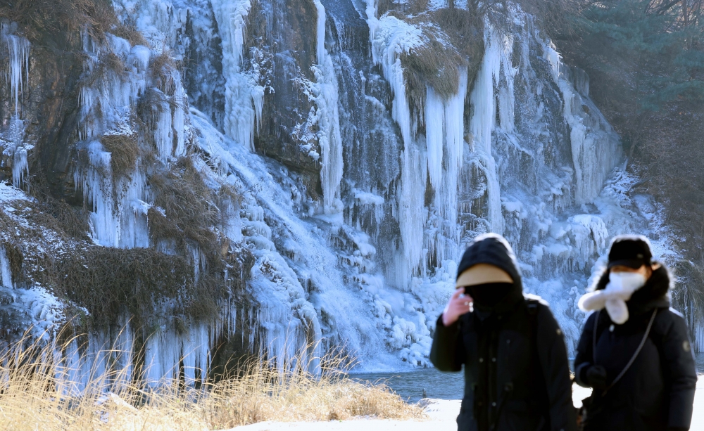 ▲서울 아침 최저기온이 영하 14도를 기록하고 올겨울 첫 한파경보가 내려지는 등 강추위가 기승을 부린 지난해 12월 21일 서울 서대문구 홍제천 인공폭포가 얼어붙어 있다. 신태현 기자 holjjak@ (이투데이DB)