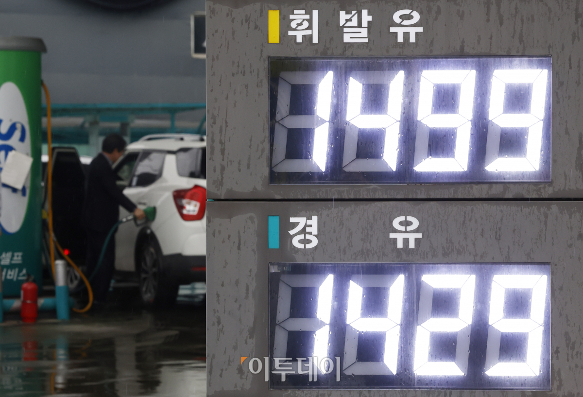 ▲국내 주유소 휘발유·경유 판매 가격이 14주째 하락세를 이어가고 있다. 한국석유공사 유가정보시스템 오피넷에 따르면 1월 둘째 주 전국 주유소 휘발유 평균 판매가격은 리터당 1570.2원으로 지난주보다 7.0원 하락했다. 경유 평균 판매 가격은 지난주 대비 9.5원 하락한 1482.6원으로 집계됐다. 14일 서울 시내의 한 주유소에 유가정보가 게시돼 있다. 조현호 기자 hyunho@