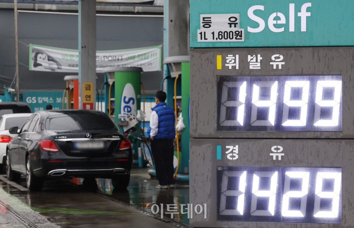▲국내 주유소 휘발유·경유 판매 가격이 14주째 하락세를 이어가고 있다. 한국석유공사 유가정보시스템 오피넷에 따르면 1월 둘째 주 전국 주유소 휘발유 평균 판매가격은 리터당 1570.2원으로 지난주보다 7.0원 하락했다. 경유 평균 판매 가격은 지난주 대비 9.5원 하락한 1482.6원으로 집계됐다. 14일 서울 시내의 한 주유소에 유가정보가 게시돼 있다. 조현호 기자 hyunho@