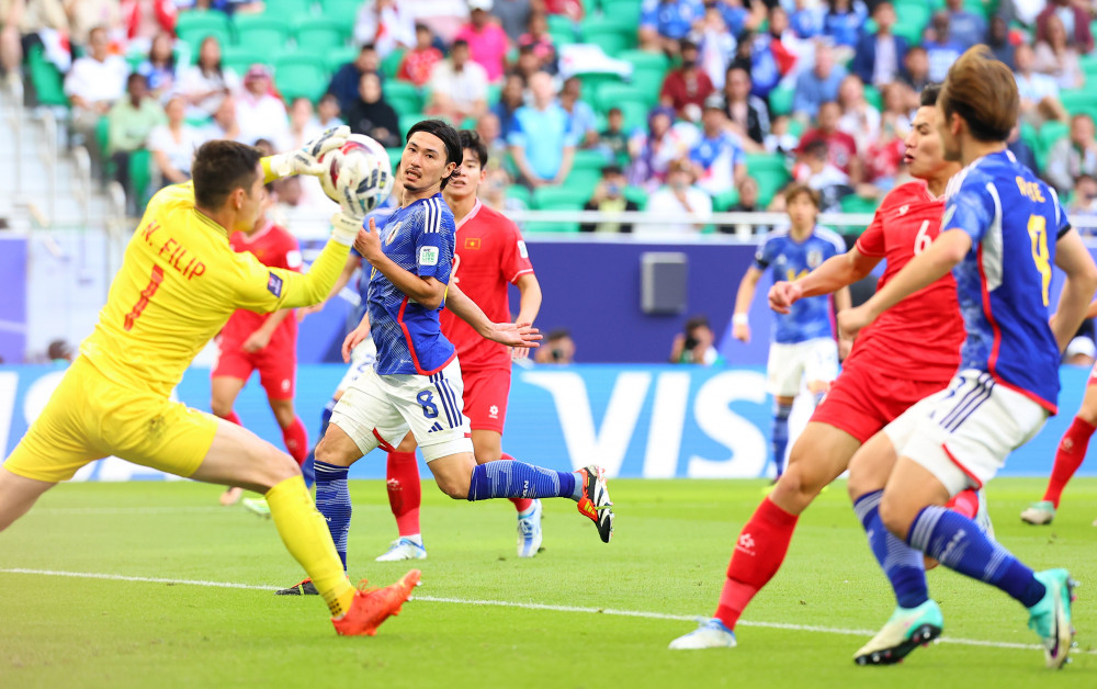 ▲14일 카타르 도하 앗수마마 스타디움에서 열린 2023 아시아축구연맹(AFC) 아시안컵 조별리그 D조 일본과 베트남의 경기. 베트남 골키퍼 필립 응우옌가 일본의 크로스를 잡아내고 있다.  (연합뉴스)