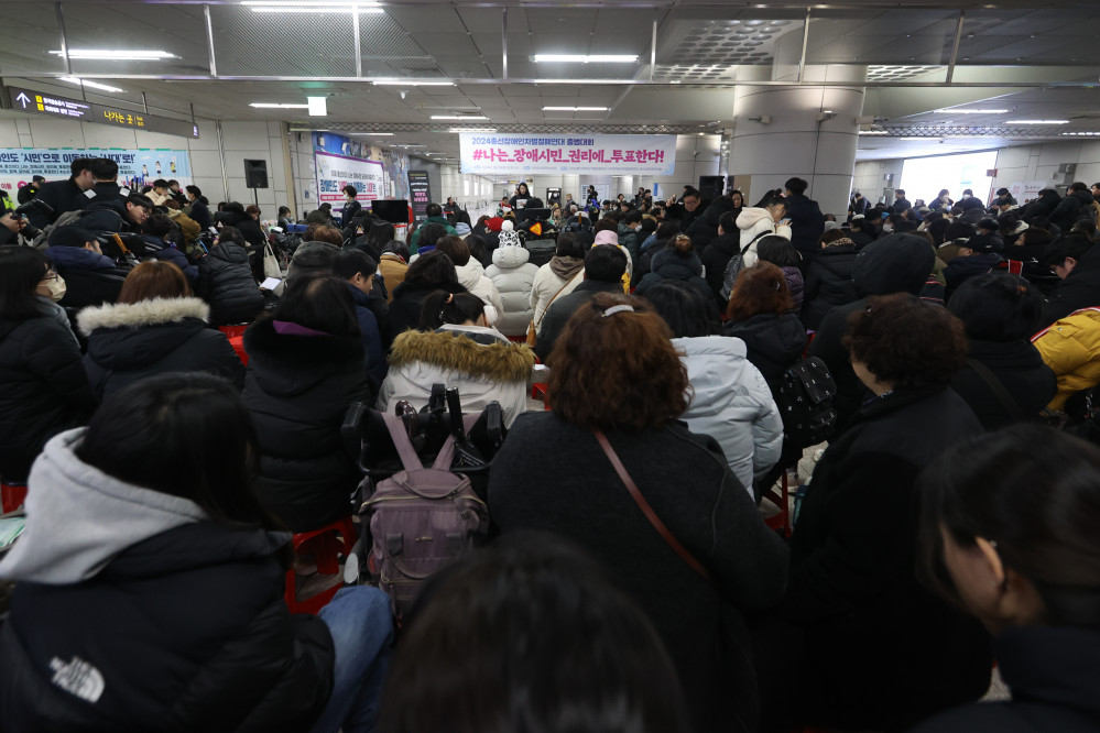 ▲2일 서울 여의도 국회의사당역 대합실에서 열린 2024총선장애인차별철폐연대 출범대회 '나는 장애시민 권리에 투표한다' 캠페인에서 참석자들이 발언을 이어가고 있다. (연합뉴스)