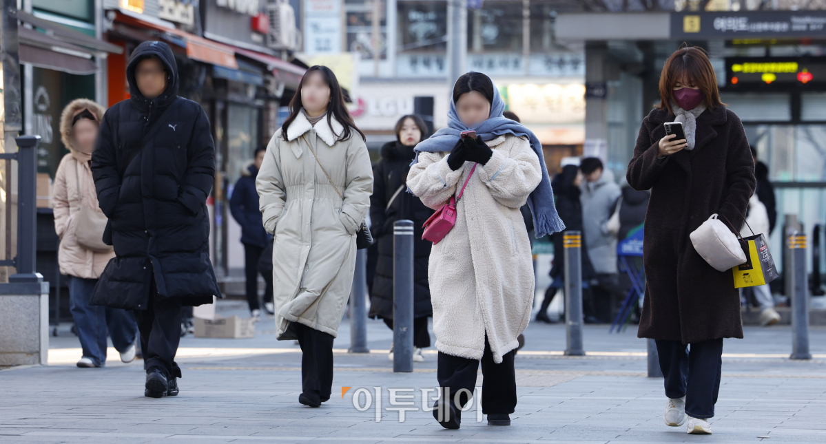 ▲서울 아침 최저기온이 영하 7도를 기록하는 등 강추위가 찾아온 15일 오전 서울 영등포구 여의도역 일대에서 두꺼운 외투를 입은 직장인들이 출근길 발걸음을 재촉하고 있다. 조현호 기자 hyunho@