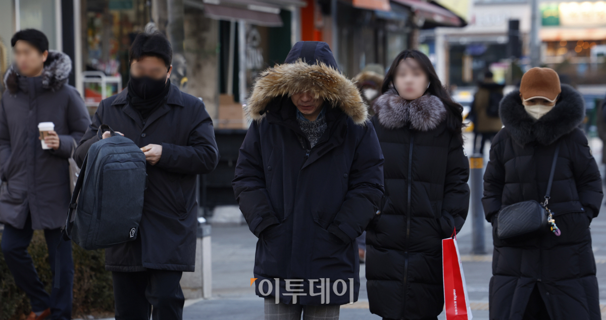 ▲서울 아침 최저기온이 영하 7도를 기록하는 등 강추위가 찾아온 15일 오전 서울 영등포구 여의도역 일대에서 두꺼운 외투를 입은 직장인들이 출근길 발걸음을 재촉하고 있다. 조현호 기자 hyunho@
