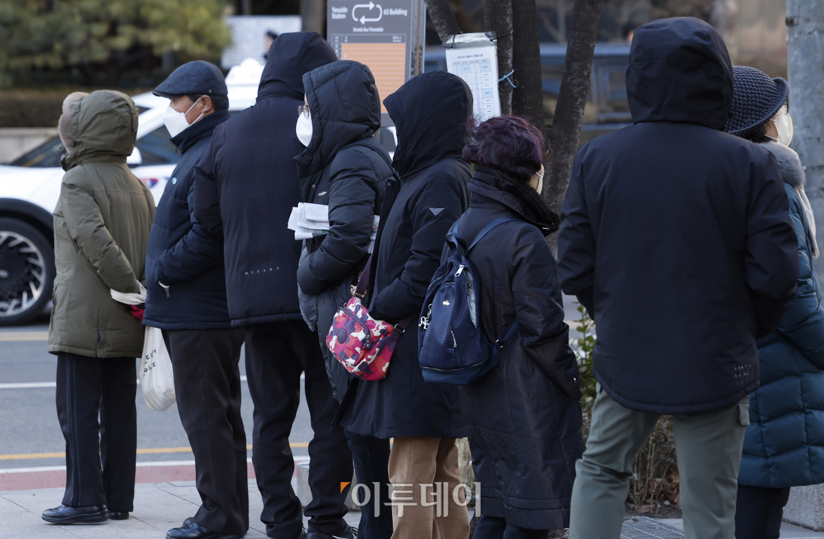▲서울 아침 최저기온이 영하 7도를 기록하는 등 강추위가 찾아온 15일 오전 서울 영등포구 여의도역 일대에서 두꺼운 외투를 입은 직장인들이 버스를 기다리고 있다. 조현호 기자 hyunho@