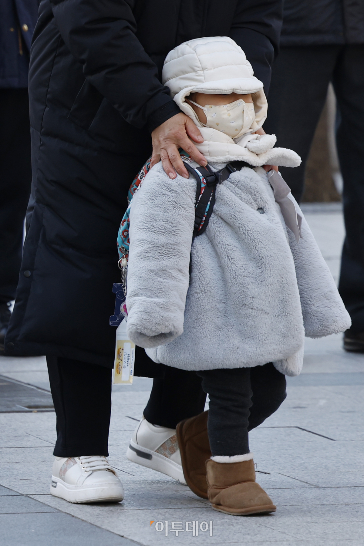 ▲서울 아침 최저기온이 영하 7도를 기록하는 등 강추위가 찾아온 15일 오전 서울 영등포구 여의도역 일대에서 두꺼운 외투를 입은 어린이가 발걸음을 재촉하고 있다. 조현호 기자 hyunho@