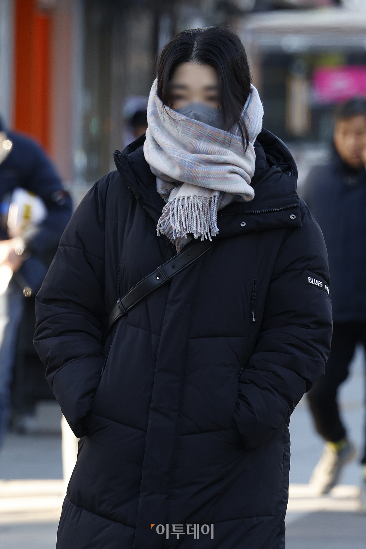 ▲서울 아침 최저기온이 영하 7도를 기록하는 등 강추위가 찾아온 15일 오전 서울 영등포구 여의도역 일대에서 두꺼운 외투를 입은 직장인들이 출근길 발걸음을 재촉하고 있다. 조현호 기자 hyunho@