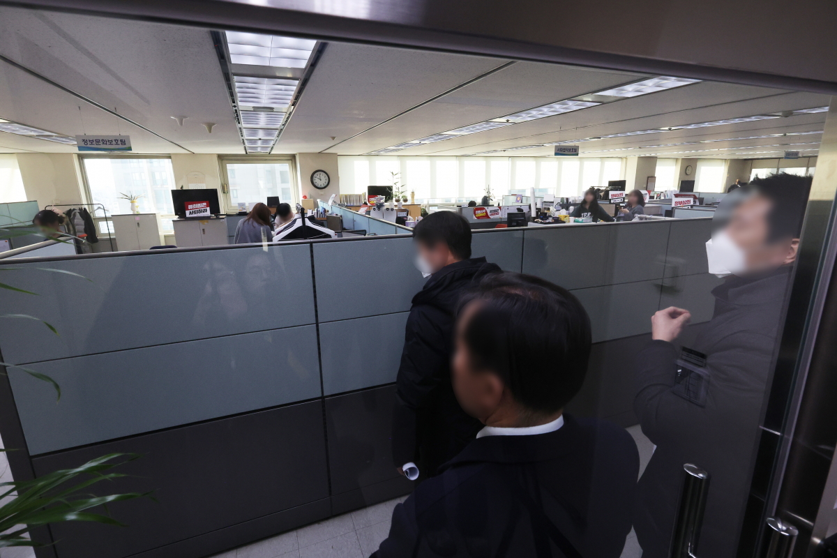 ▲경찰 수사관들이 15일 방송통신심의위원회 내부 직원이 민원인의 개인정보를 유출했다는 의혹과 관련해 서울시 목동 한국방송회관에 있는 방송통신심의위윈회 민원상담팀 등을 압수수색 하고 있다. 연합뉴스