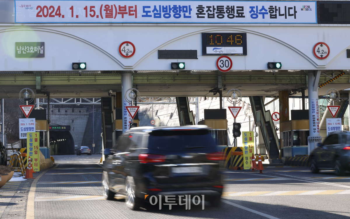 ▲15일 서울 중구 남산3호 터널 요금소에서 외곽(강남)방향 차량들이 무정차 통과하고 있다. 서울시는 이날부터 남산 1·3호 터널 외곽 방향 혼잡통행료를 면제한다. 도심방향 진입 차량은 예전처럼 2000원을 징수한다. 조현호 기자 hyunho@