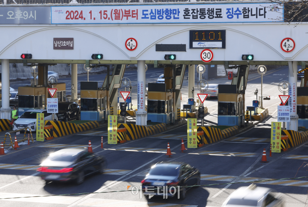 ▲15일 서울 중구 남산3호 터널 요금소에서 외곽(강남)방향 차량들이 무정차 통과하고 있다. 서울시는 이날부터 남산 1·3호 터널 외곽 방향 혼잡통행료를 면제한다. 도심방향 진입 차량은 예전처럼 2000원을 징수한다. 조현호 기자 hyunho@