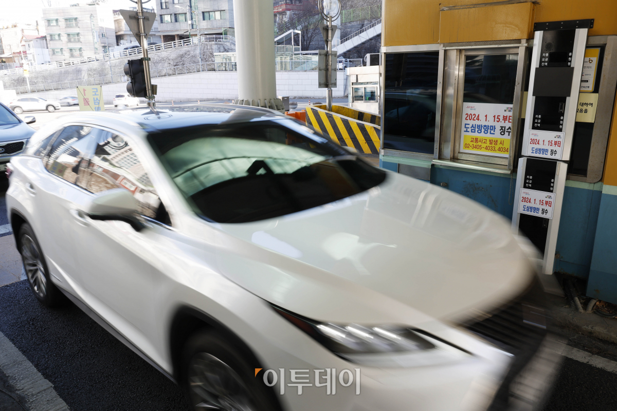 ▲15일 서울 중구 남산3호 터널 요금소에서 외곽(강남)방향 차량들이 무정차 통과하고 있다. 서울시는 이날부터 남산 1·3호 터널 외곽 방향 혼잡통행료를 면제한다. 도심방향 진입 차량은 예전처럼 2000원을 징수한다. 조현호 기자 hyunho@