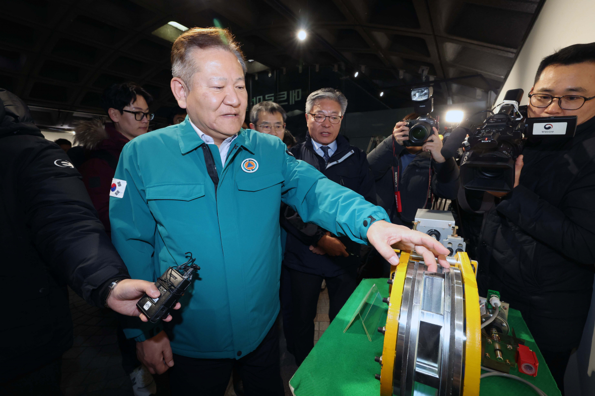 ▲이상민 행정안전부 장관이 15일 서울 종로구 경복궁역에서 지난해 에스컬레이터 역주행 사고가 발생한 현장을 찾아 안전점검을 한 뒤 역주행 방지장치를 살펴보고 있다.신태현 기자 holjjak@