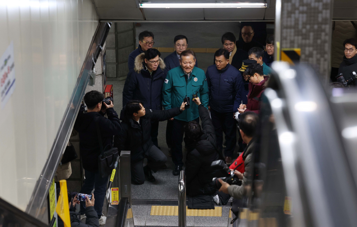 ▲이상민 행정안전부 장관이 15일 서울 종로구 경복궁역에서 지난해 에스컬레이터 역주행 사고가 발생한 현장을 찾아 안전점검을 하고 있다. 신태현 기자 holjjak@