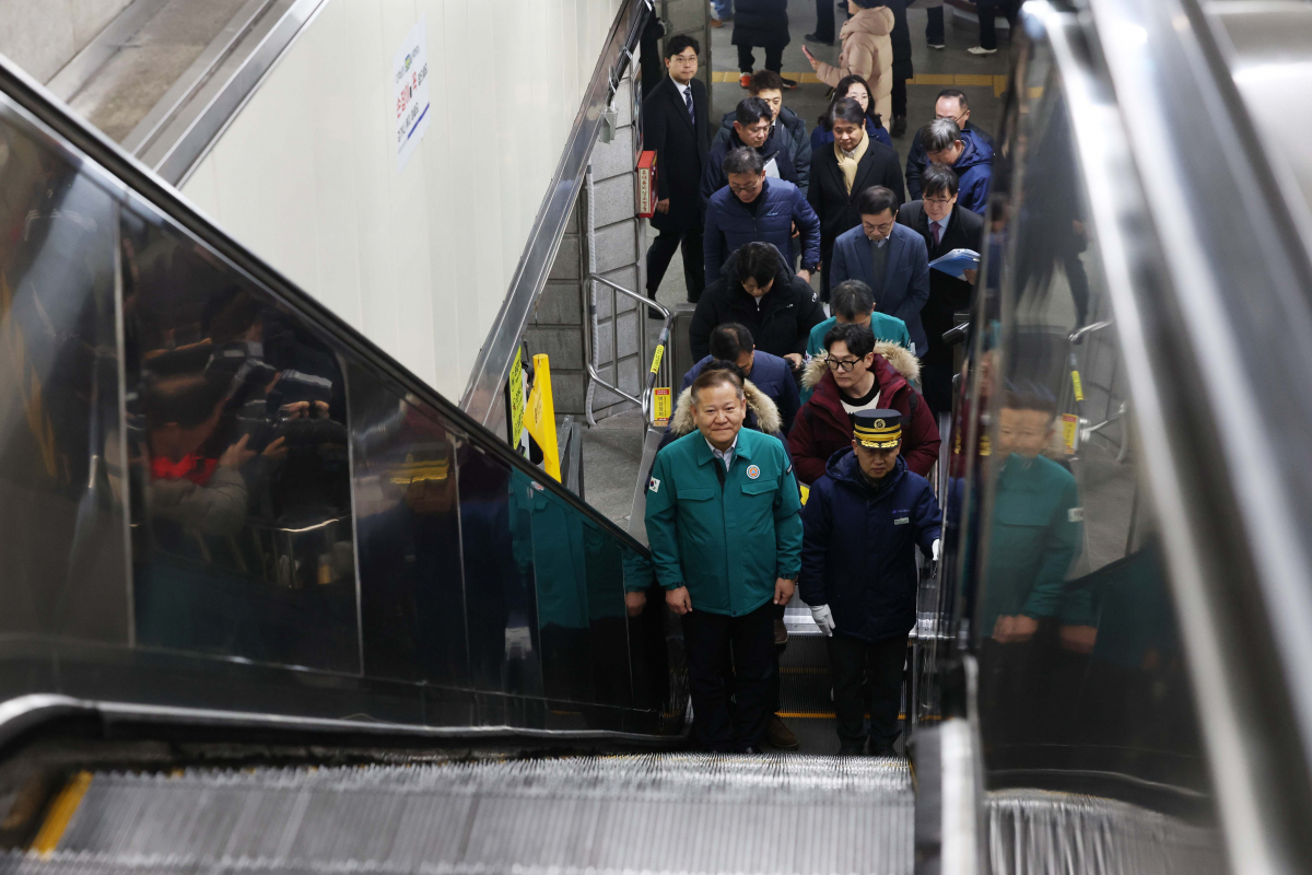 ▲이상민 행정안전부 장관이 15일 서울 종로구 경복궁역에서 지난해 에스컬레이터 역주행 사고가 발생한 현장을 찾아 안전점검을 하고 있다. 신태현 기자 holjjak@