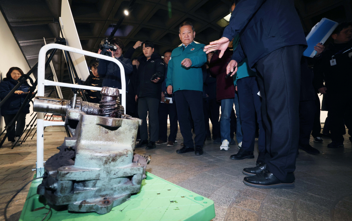 ▲이상민 행정안전부 장관이 15일 서울 종로구 경복궁역에서 지난해 에스컬레이터 역주행 사고가 발생한 현장을 찾아 안전점검을 한 뒤 사고원인인 기어가 마모된 감속기를 살펴보고 있다.신태현 기자 holjjak@